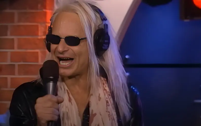 David Lee Roth sings in a TV show